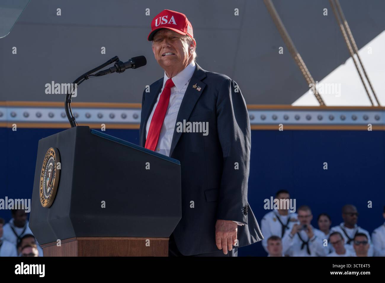 STAZIONE NAVALE DI NORFOLK, Virginia (5 ottobre 2025) – il presidente Donald J. Trump si rivolge a quasi 15.000 marinai provenienti da comandi e ospiti basati su Norfolk durante una chiamata All Hands Call al molo 14, insieme alla portaerei classe Nimitz USS Harry S. Truman (CVN 75) e alla nave d'assalto anfibio classe Wasp USS Kearsarge (LHD 3), 5 ottobre 2025. L'All Hands Call at Naval Station Norfolk è uno dei numerosi eventi che si svolgono in tutto il paese per mostrare gli uomini e le donne che con orgoglio prestano servizio nella Marina degli Stati Uniti. (Foto della Marina degli Stati Uniti di Anderson W. Branch, specialista della comunicazione di massa di 1a classe) Foto Stock