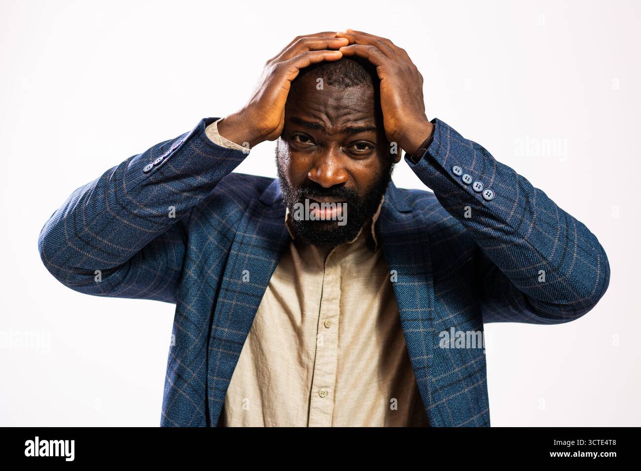 Ritratto di uomo d'affari afroamericano stanco e scioccato. L'uomo nero in costume da lavoro e' in piedi e ha mal di testa. Foto Stock