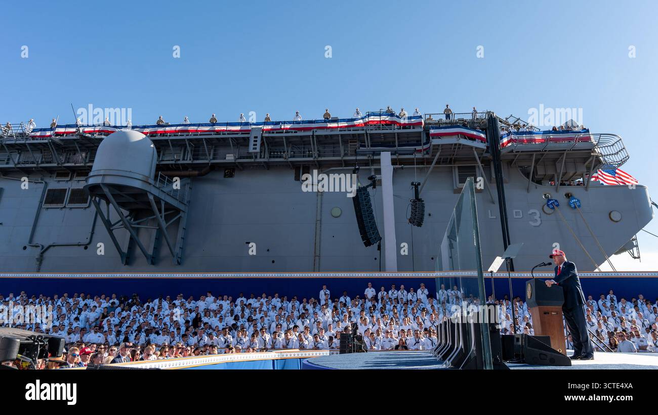 STAZIONE NAVALE DI NORFOLK, Virginia (5 ottobre 2025) – il presidente Donald J. Trump si rivolge a quasi 15.000 marinai provenienti da comandi e ospiti basati su Norfolk durante una chiamata All Hands Call al molo 14, insieme alla portaerei classe Nimitz USS Harry S. Truman (CVN 75) e alla nave d'assalto anfibio classe Wasp USS Kearsarge (LHD 3), 5 ottobre 2025. L'All Hands Call at Naval Station Norfolk è uno dei numerosi eventi che si svolgono in tutto il paese per mostrare gli uomini e le donne che con orgoglio prestano servizio nella Marina degli Stati Uniti. (Foto della Marina degli Stati Uniti di Anderson W. Branch, specialista della comunicazione di massa di 1a classe) Foto Stock