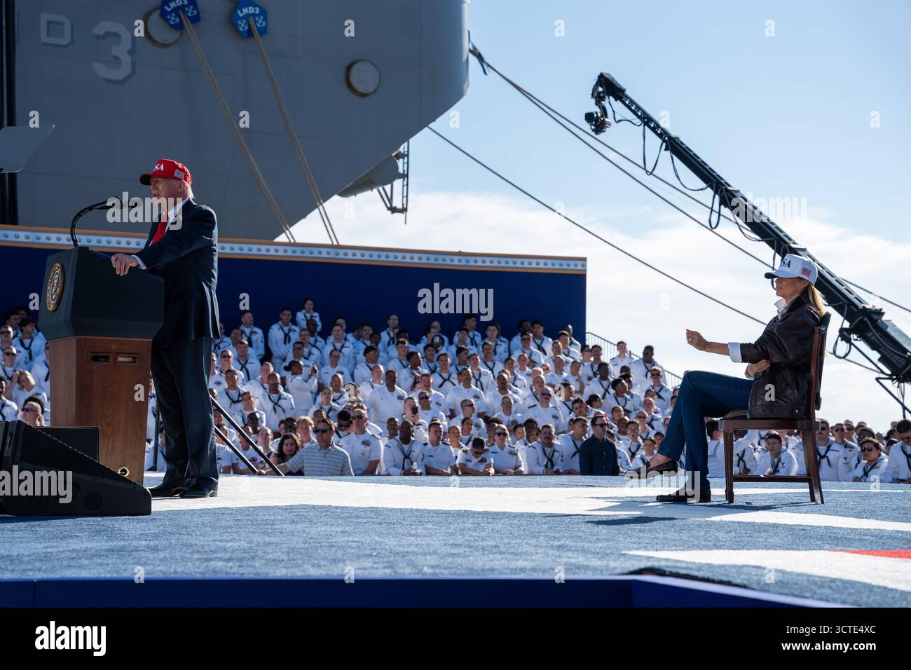 STAZIONE NAVALE DI NORFOLK, Virginia (5 ottobre 2025) – il presidente Donald J. Trump si rivolge a quasi 15.000 marinai provenienti da comandi e ospiti basati su Norfolk durante una chiamata All Hands Call al molo 14, insieme alla portaerei classe Nimitz USS Harry S. Truman (CVN 75) e alla nave d'assalto anfibio classe Wasp USS Kearsarge (LHD 3), 5 ottobre 2025. L'All Hands Call at Naval Station Norfolk è uno dei numerosi eventi che si svolgono in tutto il paese per mostrare gli uomini e le donne che con orgoglio prestano servizio nella Marina degli Stati Uniti. (Foto della Marina degli Stati Uniti di Anderson W. Branch, specialista della comunicazione di massa di 1a classe) Foto Stock