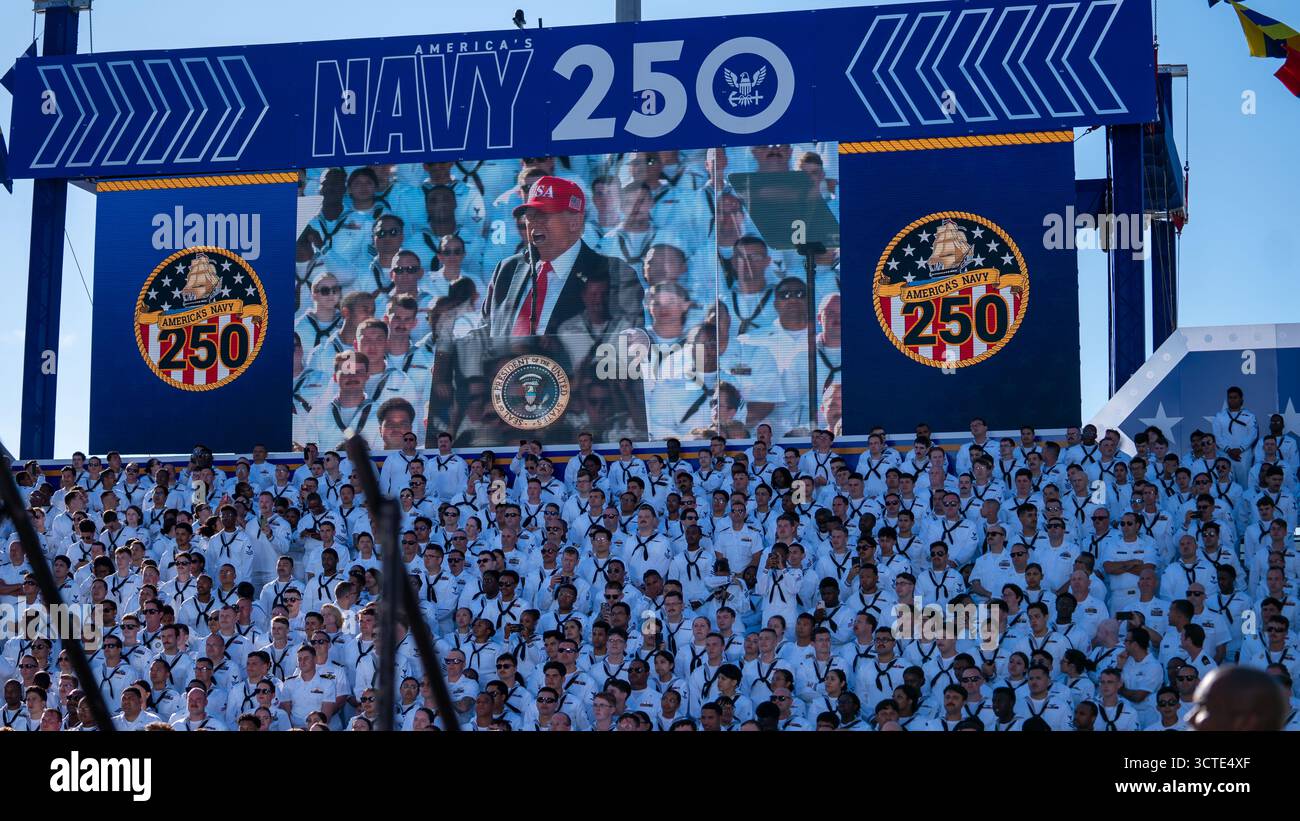 STAZIONE NAVALE DI NORFOLK, Virginia (5 ottobre 2025) – il presidente Donald J. Trump si rivolge a quasi 15.000 marinai provenienti da comandi e ospiti basati su Norfolk durante una chiamata All Hands Call al molo 14, insieme alla portaerei classe Nimitz USS Harry S. Truman (CVN 75) e alla nave d'assalto anfibio classe Wasp USS Kearsarge (LHD 3), 5 ottobre 2025. L'All Hands Call at Naval Station Norfolk è uno dei numerosi eventi che si svolgono in tutto il paese per mostrare gli uomini e le donne che con orgoglio prestano servizio nella Marina degli Stati Uniti. (Foto della Marina degli Stati Uniti di Anderson W. Branch, specialista della comunicazione di massa di 1a classe) Foto Stock