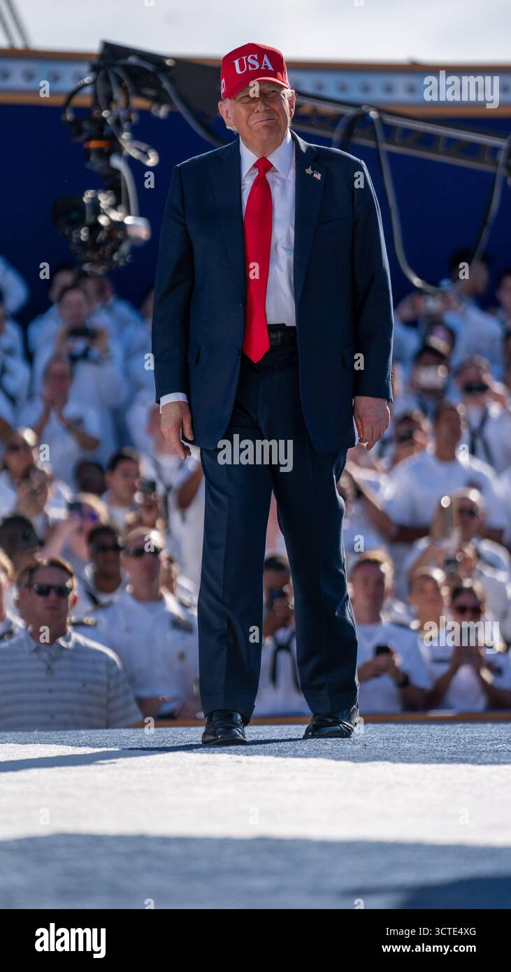 STAZIONE NAVALE DI NORFOLK, Virginia (5 ottobre 2025) – il presidente Donald J. Trump si prepara a rivolgersi a quasi 15.000 marinai provenienti da comandi e ospiti basati su Norfolk durante una chiamata all Hands al molo 14, insieme alla portaerei classe Nimitz USS Harry S. Truman (CVN 75) e alla nave d'assalto anfibio classe Wasp USS Kearsarge (LHD 3), 5 ottobre 2025. L'All Hands Call at Naval Station Norfolk è uno dei numerosi eventi che si svolgono in tutto il paese per mostrare gli uomini e le donne che con orgoglio prestano servizio nella Marina degli Stati Uniti. (Foto della Marina degli Stati Uniti di Anderson W. Branch, specialista della comunicazione di massa di 1a classe) Foto Stock