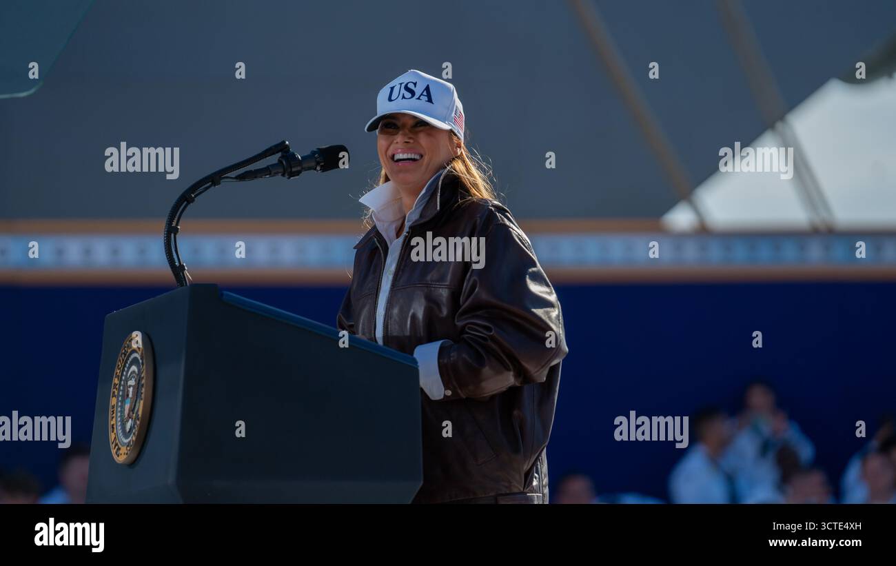 STAZIONE NAVALE DI NORFOLK, Virginia (5 ottobre 2025) – la First Lady Melania Trump si rivolge a quasi 15.000 marinai provenienti da comandi e ospiti basati su Norfolk durante una chiamata All Hands Call al molo 14, insieme alla portaerei classe Nimitz USS Harry S. Truman (CVN 75) e alla nave d'assalto anfibio classe Wasp USS Kearsarge (LHD 3), 5 ottobre 2025. L'All Hands Call at Naval Station Norfolk è uno dei numerosi eventi che si svolgono in tutto il paese per mostrare gli uomini e le donne che con orgoglio prestano servizio nella Marina degli Stati Uniti. (Foto della Marina degli Stati Uniti di Anderson W. Branch, specialista della comunicazione di massa di 1a classe) Foto Stock