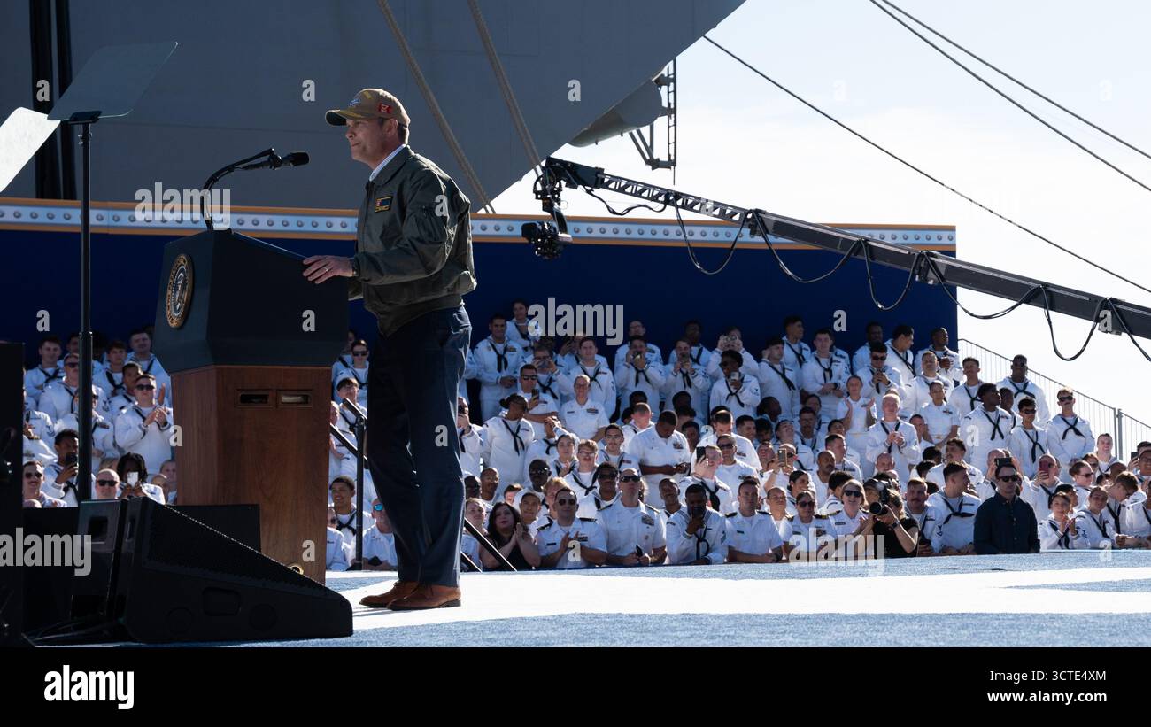 STAZIONE NAVALE DI NORFOLK, Virginia (5 ottobre 2025) – il Segretario alla Guerra Pete Hegseth si rivolge a quasi 15.000 marinai provenienti da comandi e ospiti basati su Norfolk durante un All Hands Call al molo 14, accanto alla portaerei classe Nimitz USS Harry S. Truman (CVN 75) e alla nave d'assalto anfibia classe Wasp USS Kearsarge (LHD 3), 5 ottobre 2025. L'All Hands Call at Naval Station Norfolk è uno dei numerosi eventi che si svolgono in tutto il paese per mostrare gli uomini e le donne che con orgoglio prestano servizio nella Marina degli Stati Uniti. (Foto della Marina degli Stati Uniti di Anderson W. Branch, specialista della comunicazione di massa di 1a classe) Foto Stock