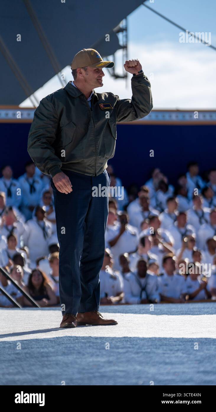 STAZIONE NAVALE DI NORFOLK, Virginia (5 ottobre 2025) – il Segretario alla Guerra Pete Hegseth si rivolge a quasi 15.000 marinai provenienti da comandi e ospiti basati su Norfolk durante un All Hands Call al molo 14, accanto alla portaerei classe Nimitz USS Harry S. Truman (CVN 75) e alla nave d'assalto anfibia classe Wasp USS Kearsarge (LHD 3), 5 ottobre 2025. L'All Hands Call at Naval Station Norfolk è uno dei numerosi eventi che si svolgono in tutto il paese per mostrare gli uomini e le donne che con orgoglio prestano servizio nella Marina degli Stati Uniti. (Foto della Marina degli Stati Uniti di Anderson W. Branch, specialista della comunicazione di massa di 1a classe) Foto Stock