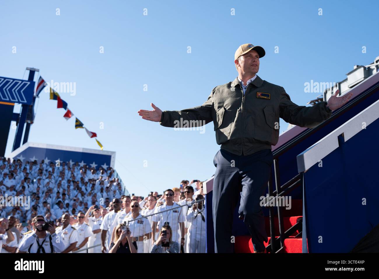 STAZIONE NAVALE DI NORFOLK, Virginia (5 ottobre 2025) – il Segretario alla Guerra Pete Hegseth si rivolge a quasi 15.000 marinai provenienti da comandi e ospiti basati su Norfolk durante un All Hands Call al molo 14, accanto alla portaerei classe Nimitz USS Harry S. Truman (CVN 75) e alla nave d'assalto anfibia classe Wasp USS Kearsarge (LHD 3), 5 ottobre 2025. L'All Hands Call at Naval Station Norfolk è uno dei numerosi eventi che si svolgono in tutto il paese per mostrare gli uomini e le donne che con orgoglio prestano servizio nella Marina degli Stati Uniti. (Foto della Marina degli Stati Uniti di Anderson W. Branch, specialista della comunicazione di massa di 1a classe) Foto Stock