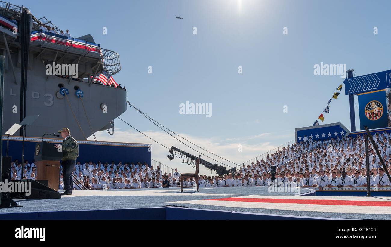 STAZIONE NAVALE DI NORFOLK, Virginia (5 ottobre 2025) – il Segretario della Marina John Phelan si rivolge a quasi 15.000 marinai provenienti da comandi e ospiti basati su Norfolk durante un All Hands Call al molo 14, accanto alla portaerei classe Nimitz USS Harry S. Truman (CVN 75) e alla nave d'assalto anfibio classe Wasp USS Kearsarge (LHD 3), 5 ottobre 2025. L'All Hands Call at Naval Station Norfolk è uno dei numerosi eventi che si svolgono in tutto il paese per mostrare gli uomini e le donne che con orgoglio prestano servizio nella Marina degli Stati Uniti. (Foto della Marina degli Stati Uniti di Anderson W. Branch, specialista della comunicazione di massa di 1a classe) Foto Stock