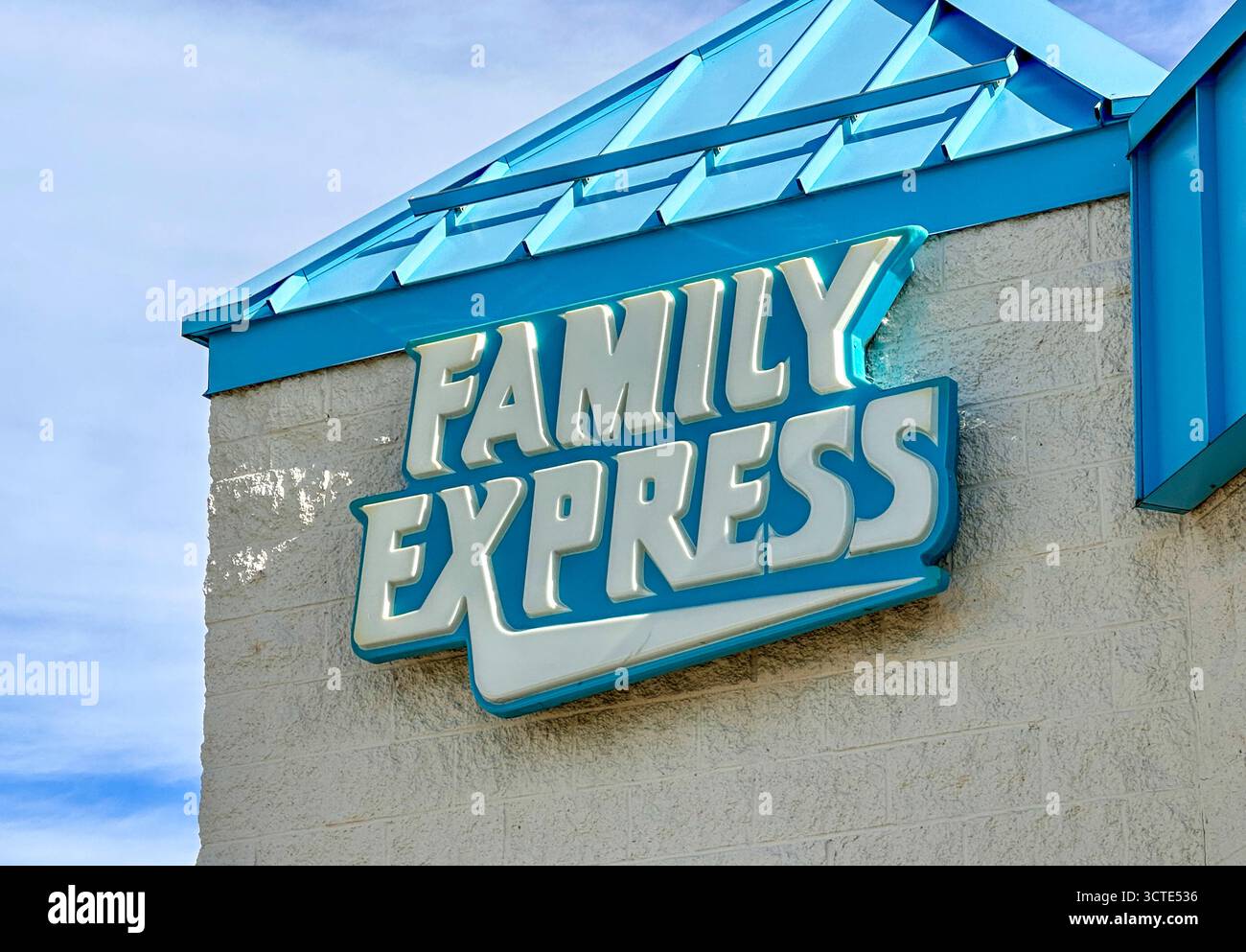 Logo Family Express all'esterno di un distributore di benzina Family Express e minimarket - Crown Point, USA, 2 ottobre 2025 - Immagine stock catturata con smartphone