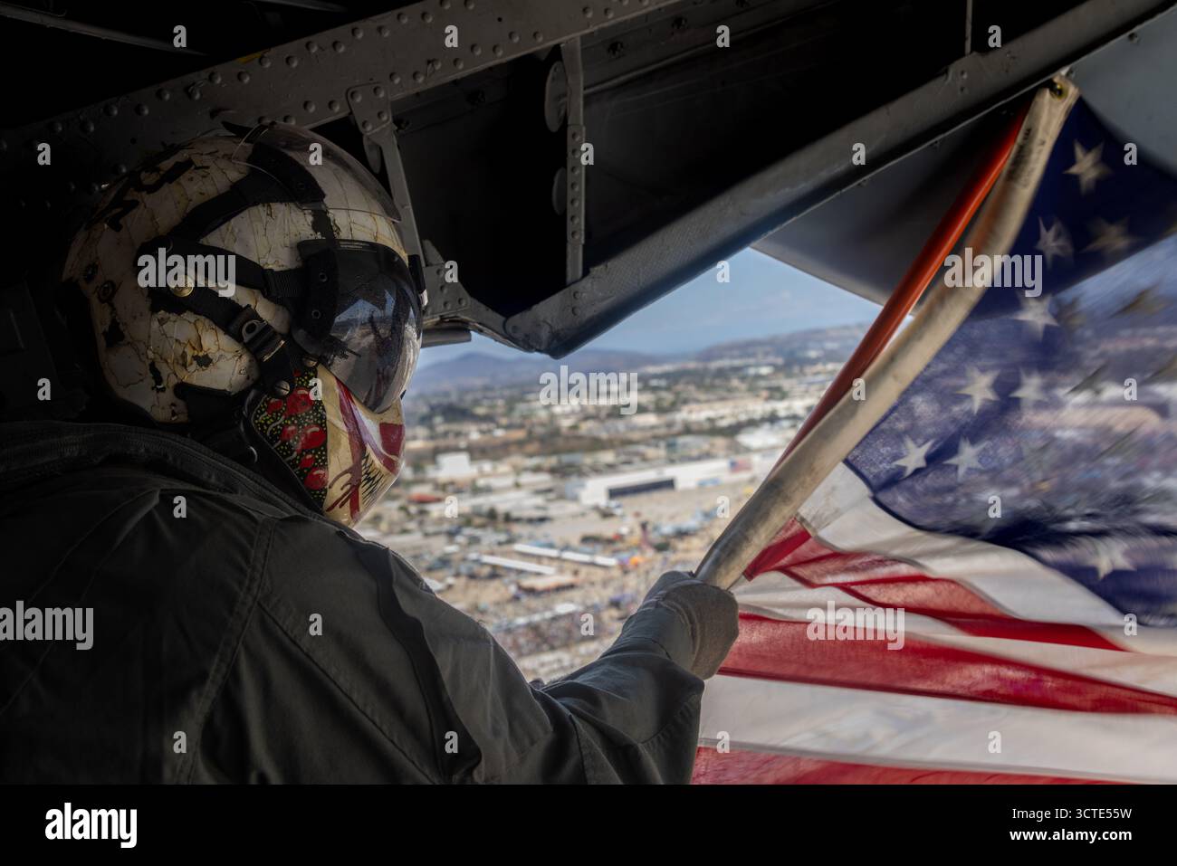 Il Sgt. Brent Moffatt, capo del Marine Heavy Helicopter Squadron (HMH) 361, Marine Aircraft Group 16, 3rd Marine Aircraft Wing, ondeggia la bandiera americana durante la dimostrazione della Marine Air-Ground Task Force del 2025 Marine Corps Air Station Miramar Air Show a San Diego, 28 settembre 2025. Il MAGTF Demo mostra l'uso coordinato delle forze di supporto, corazzatura, artiglieria e fanteria e fornisce una rappresentazione visiva del modo in cui opera il corpo dei Marines. L'America's Air Show 2025 è un'opportunità unica e incredibile per assistere a Marine e joint Foto Stock