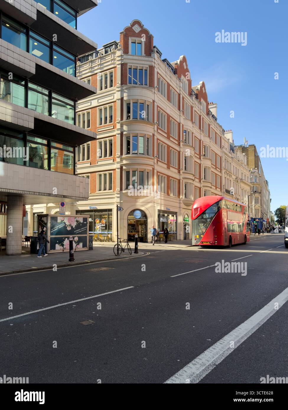 Un autobus rosso a due piani percorre Holborn, Londra, superando il Pure Cafe. Foto Stock