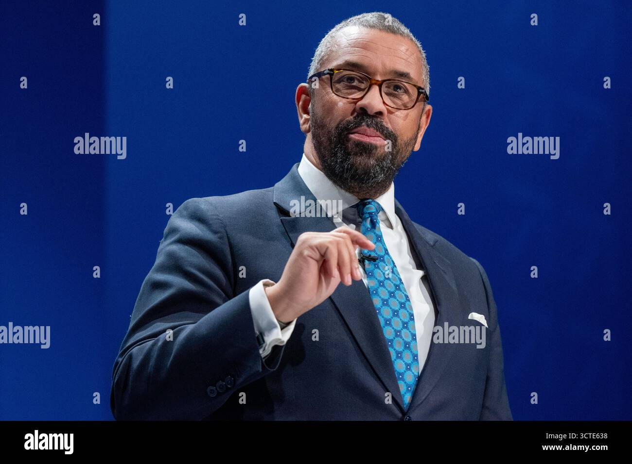 Manchester, Regno Unito. 6 ottobre 2025. James Sceverly Shadow Secretary of State for Housing, Communities and Local Government parla alla conferenza dei conservatori. Manchester 2025. Foto: Garyrobertsphotografia credito: GaryRobertsphotography/Alamy Live News Foto Stock