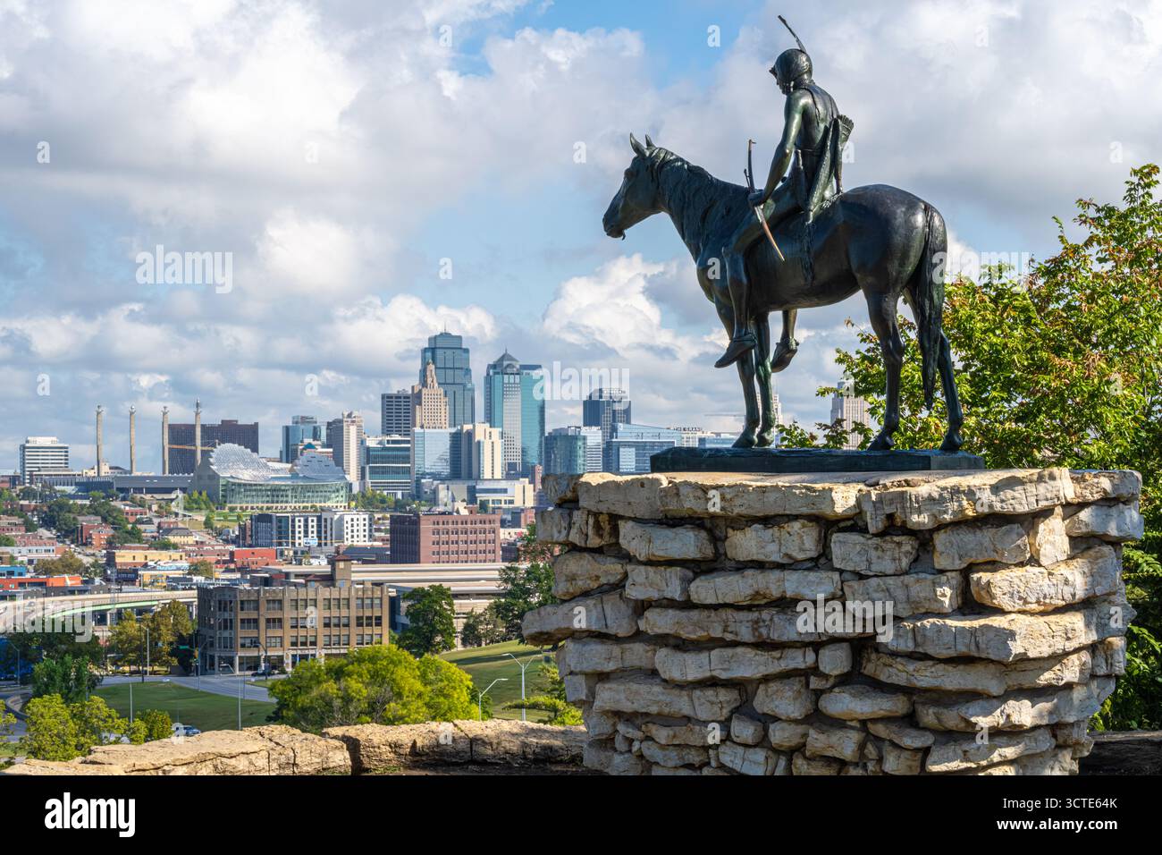 La statua scout che si affaccia sul centro di Kansas City, Missouri, dal Penn Valley Park. (USA) Foto Stock