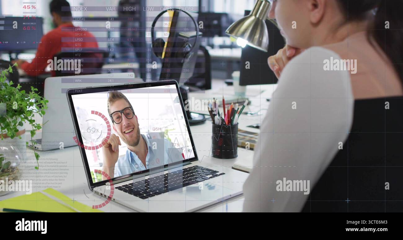 Si unirà a una donna che si occupa di riunioni a distanza con la parte superiore bianca seduta alla scrivania dell'ufficio, con laptop e spazio fotocopie Foto Stock