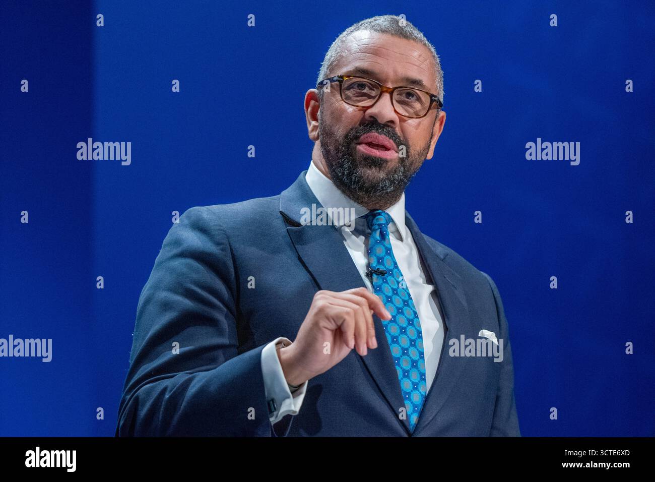 Manchester, Regno Unito. 6 ottobre 2025. James Sceverly Shadow Secretary of State for Housing, Communities and Local Government parla alla conferenza dei conservatori. Manchester 2025. Foto: Garyrobertsphotografia credito: GaryRobertsphotography/Alamy Live News Foto Stock