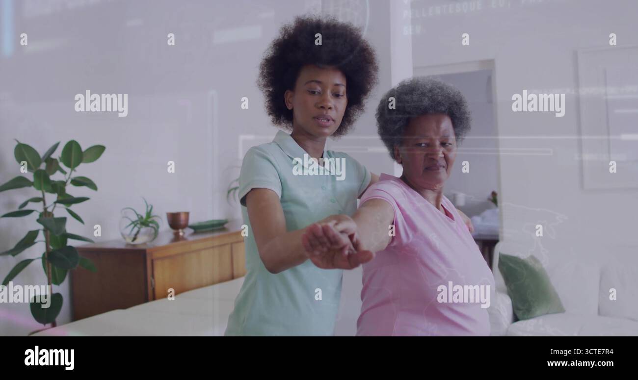 Aiutare una donna anziana con il braccio guidato che si allunga nel soggiorno, con la pianta in vaso sulla madia Foto Stock