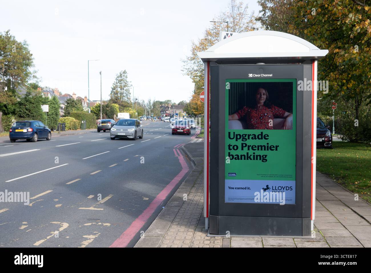 Pubblicità sulla copertura degli autobus di Clear Channel per Lloyds Premier, Shirley, West Midlands, Regno Unito Foto Stock
