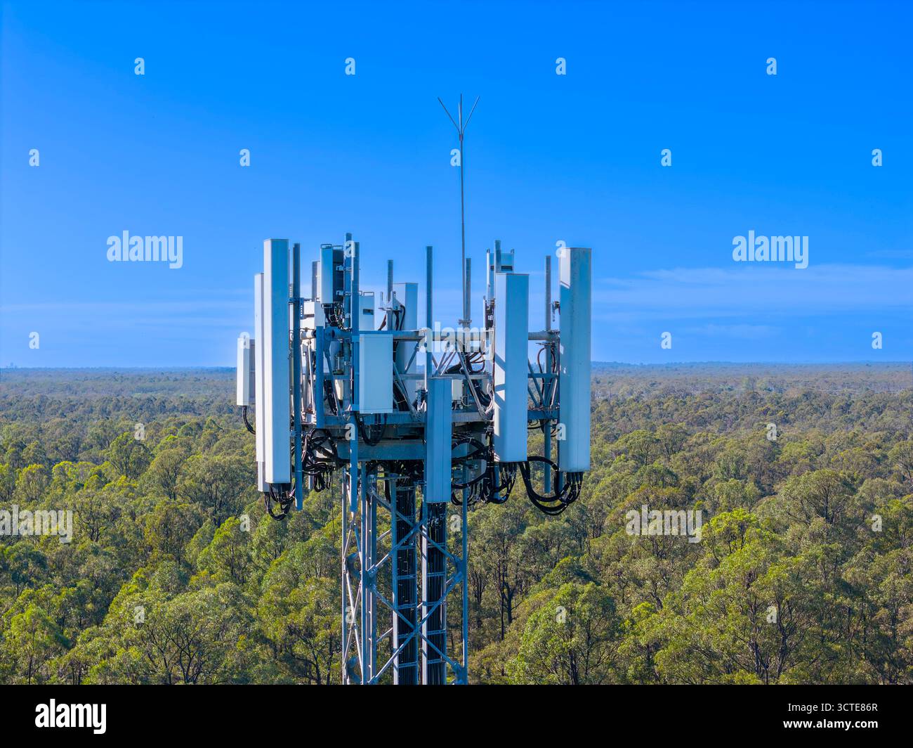 Fotografia aerea del drone della sezione superiore di una grande torre di telecomunicazioni situata in un'area residenziale del nuovo Galles del Sud in Australia. Foto Stock