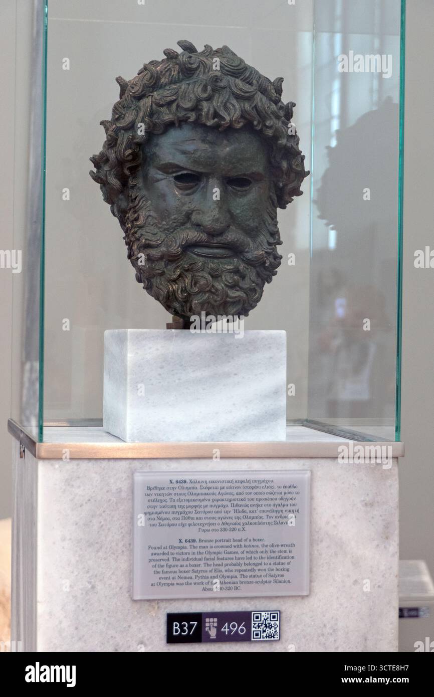 Testa di bronzo di un pugile. Vista interna del Museo Archeologico Nazionale di Atene, Grecia Foto Stock