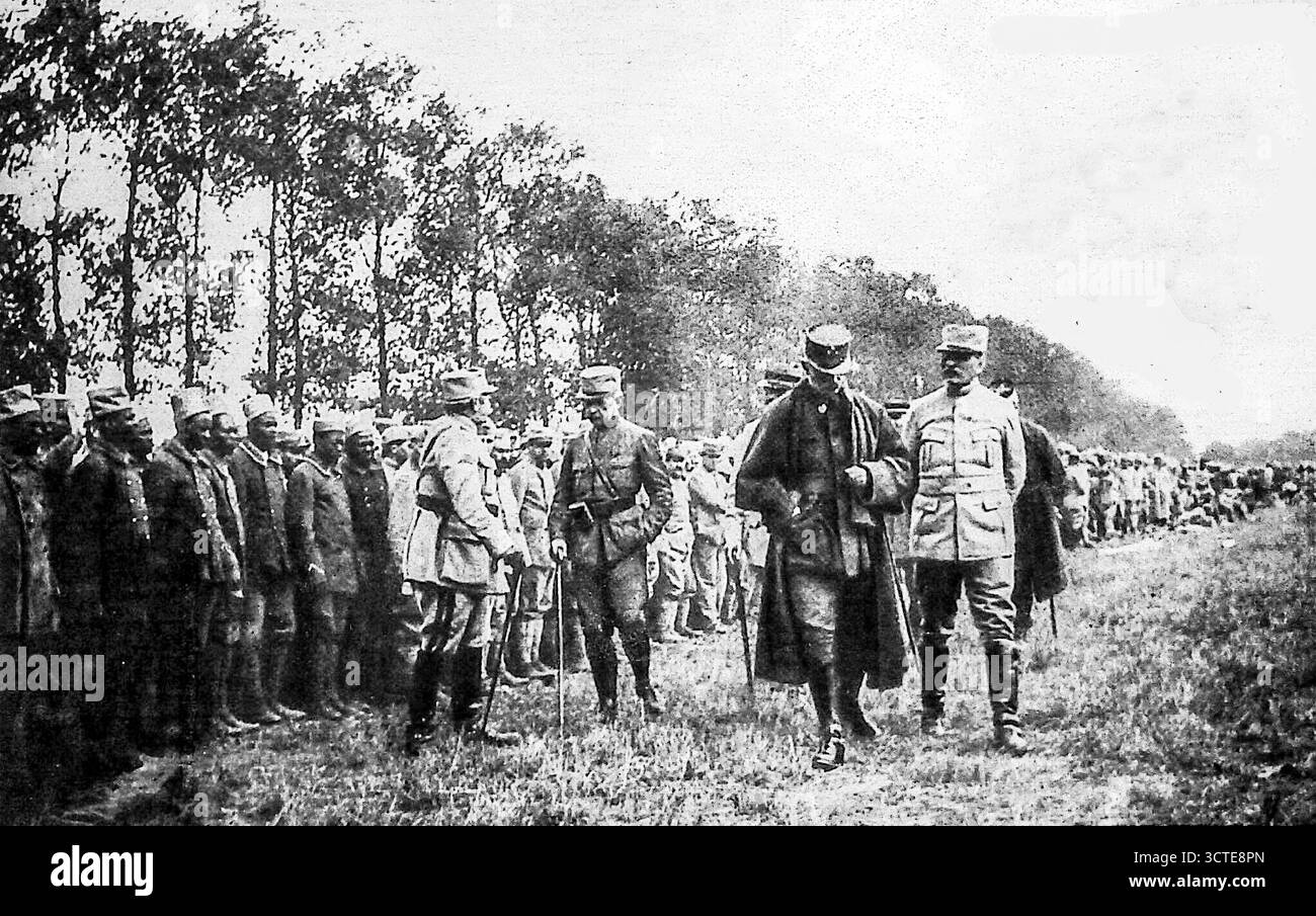 La rivista le Miroir, novembre 1916, raffigura Tirailleurs Noirs recensito dai generali Marchand e Blondelat sul fronte somme. Questi soldati coloniali, provenienti dall'Africa, sono mostrati allineati in formazione dopo aver completato i compiti di trasporto del riso. I generali francesi ispezionano le truppe, riconoscendo il loro servizio durante i pesanti combattimenti in Piccardia. Questa pubblicazione sottolinea il ruolo dei reggimenti africani all'interno del più ampio sforzo bellico francese della prima guerra mondiale Foto Stock