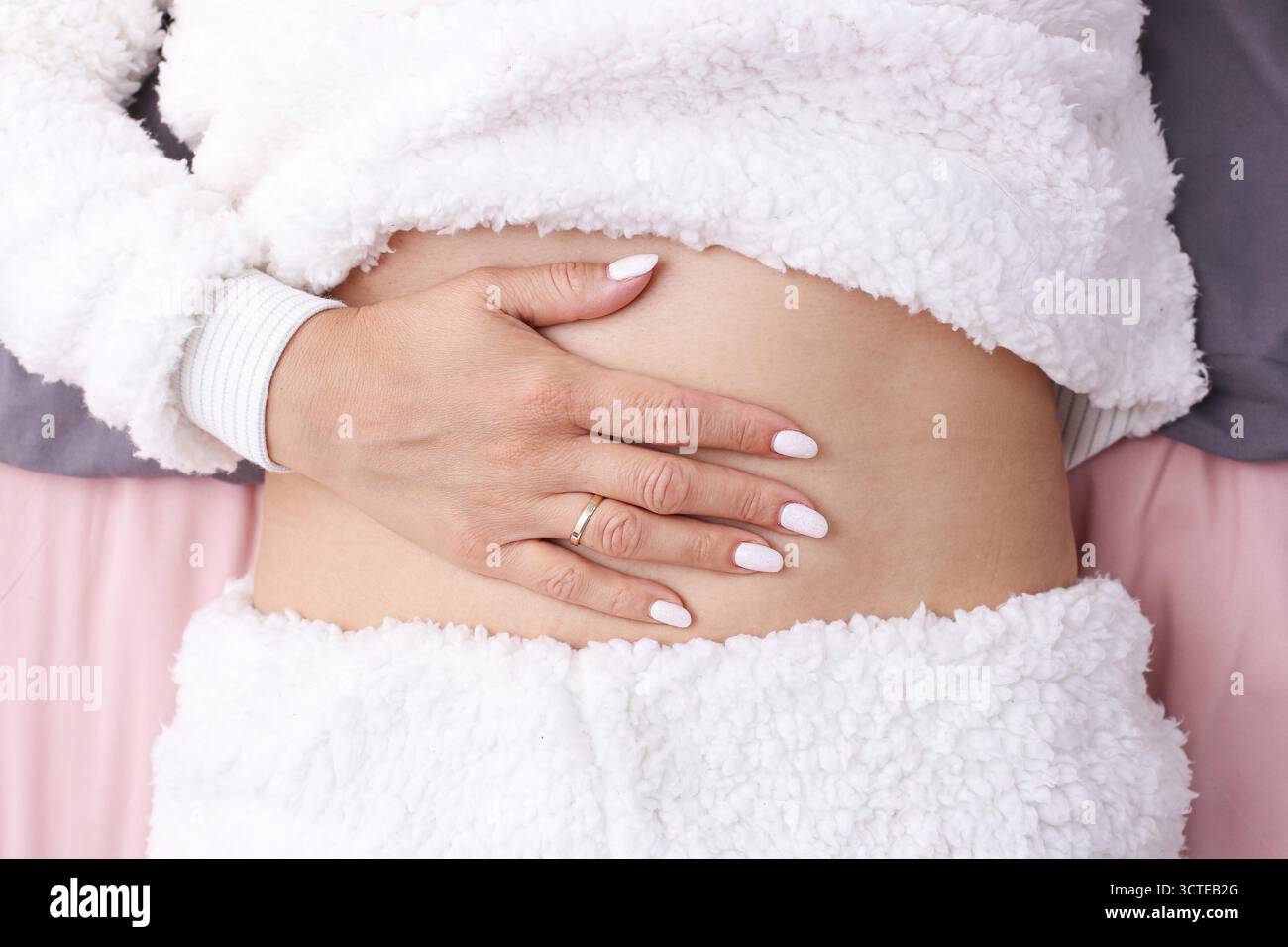 Donna che tocca la pancia con le mani. Concetto di dolore allo stomaco, digestione, salute e nutrizione. Cura e benessere del corpo femminile. Foto Stock