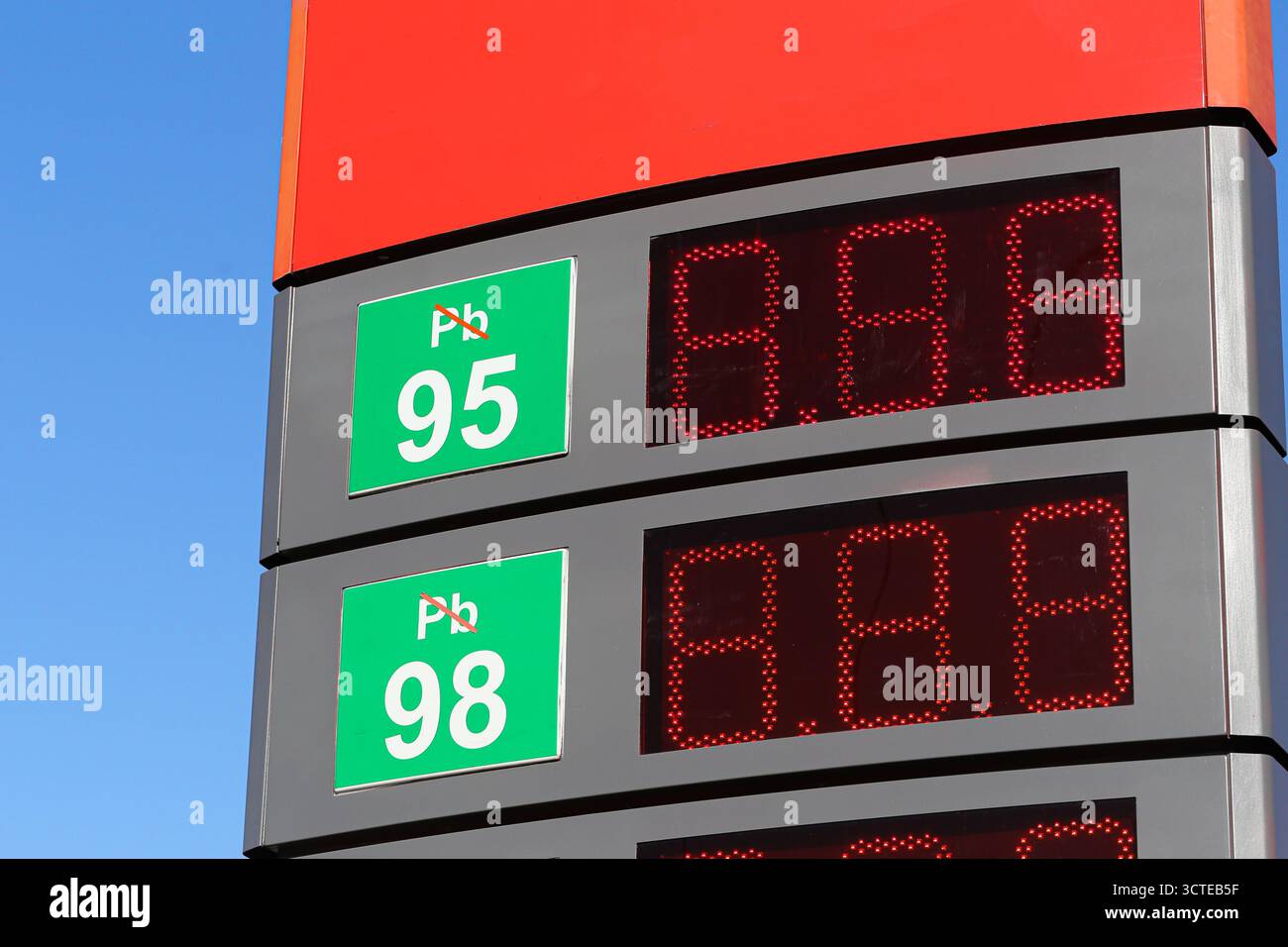 Cartello stazione di servizio con indicazione del prezzo del carburante. Numeri e simboli che mostrano i tipi di benzina 95 e 98. Moderna scheda per stazione di servizio con schermo LED digitale. Foto Stock
