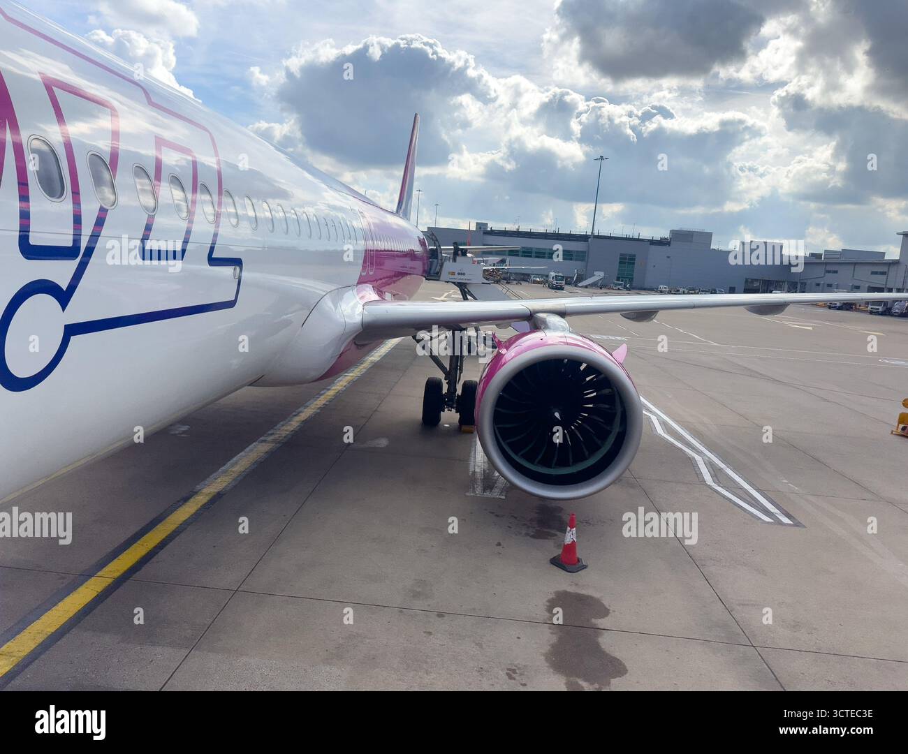 29 settembre 2025 - Luton, Regno Unito - Un aereo DELLA WIZZ sulla pista dell'aeroporto londinese di Luton in attesa del decollo. Foto Stock