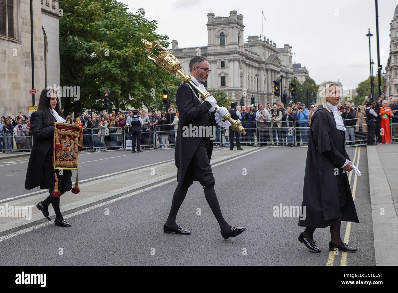 Londra, Regno Unito. 1 ottobre 2025. Una mazza cerimoniale viene portata come membri della professione legale (C) segna l'inizio dell'anno legale con un servizio religioso presso l'Abbazia di Westminster, quindi procedi verso le Houses of Parliament per un ricevimento ospitato dal Lord Cancelliere. Credito: SOPA Images Limited/Alamy Live News Foto Stock
