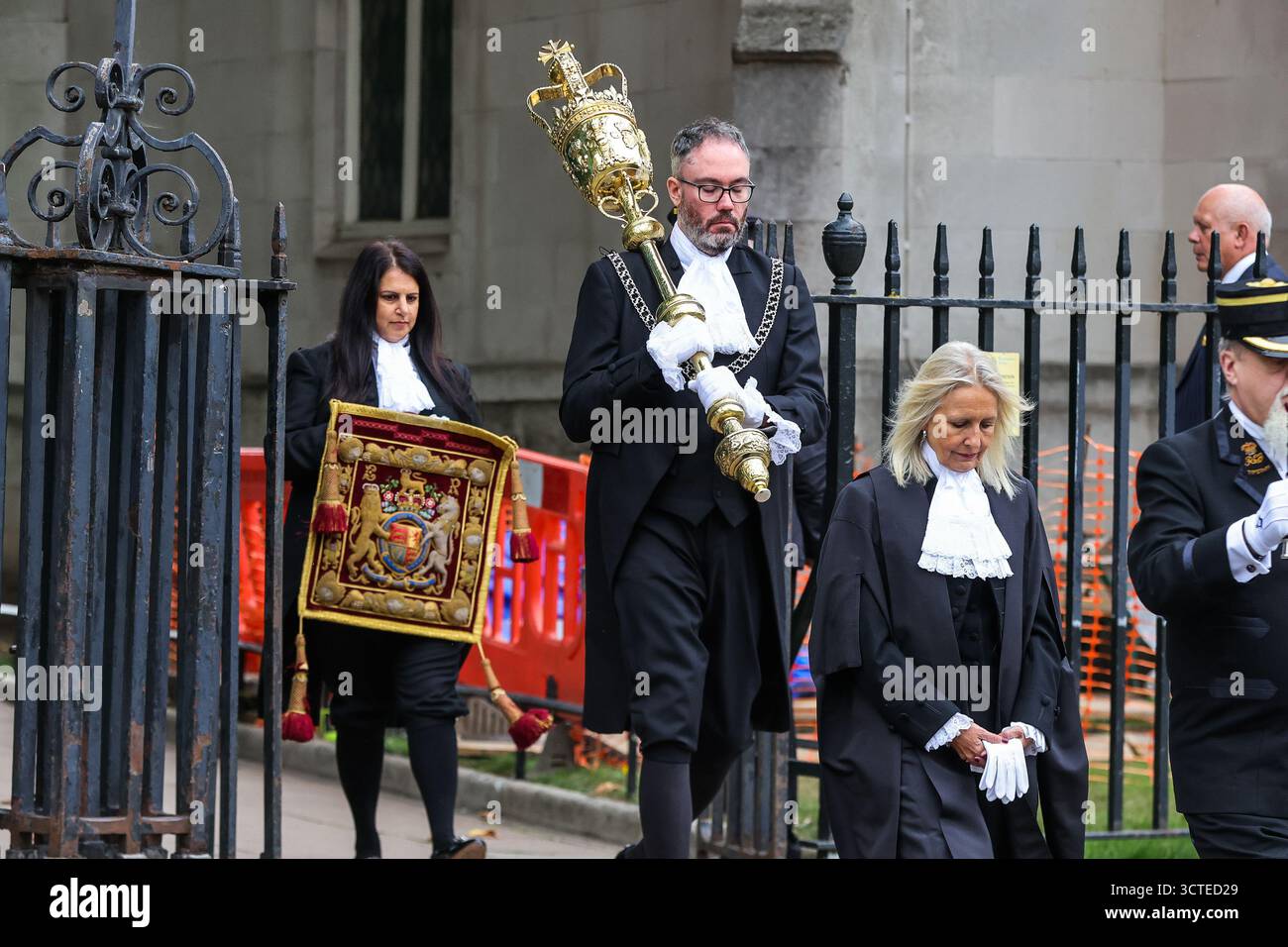 Londra, Regno Unito. 1 ottobre 2025. Una mazza cerimoniale è trasportata come membri della professione legale segna l'inizio dell'anno legale con un servizio religioso presso l'Abbazia di Westminster, quindi procedi verso le Houses of Parliament per un ricevimento ospitato dal Lord Cancelliere. (Foto di Steve Taylor/SOPA Images/Sipa USA) credito: SIPA USA/Alamy Live News Foto Stock