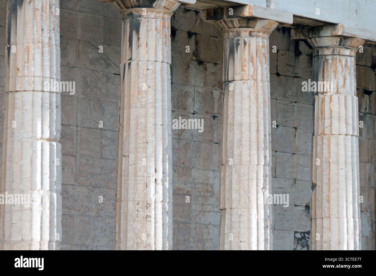 Vista dell'antica Agorà di Atene, Grecia. Dettaglio delle colonne del Tempio di Efesto o Efestione Foto Stock