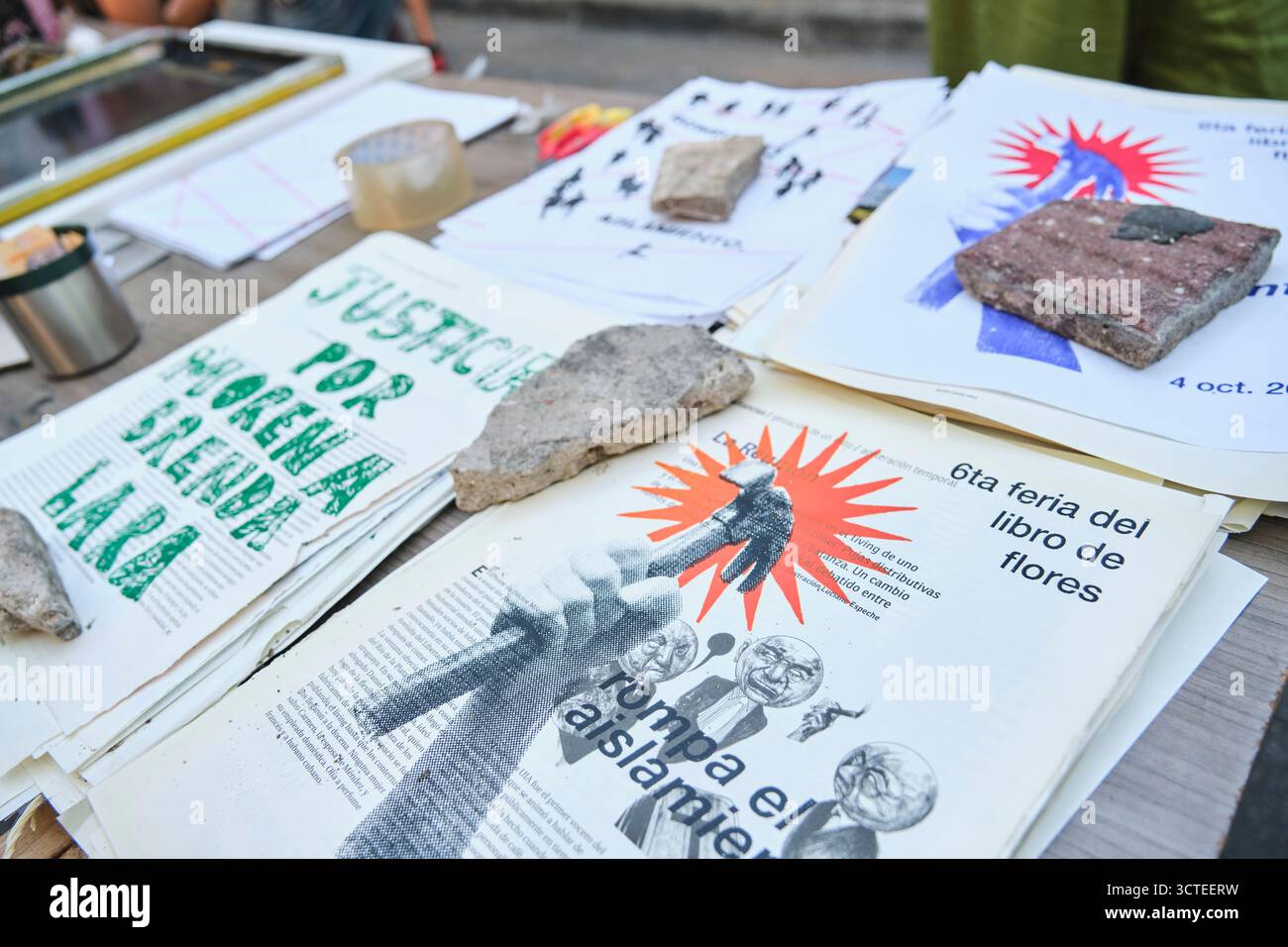 Buenos Aires, Argentina; 4 ottobre 2025: Poster serigrafati durante la fiera del libro Flores, con lo slogan dell'evento: Rompere l'isolamento. Foto Stock