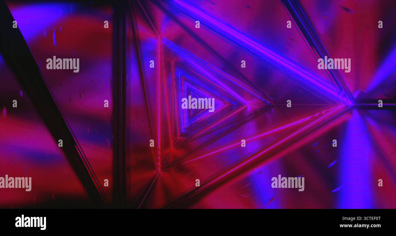 Le luminose luci al neon creano una scena vibrante con triangoli colorati e superfici riflettenti. Le ripetizioni formano un'esperienza visiva dinamica, disegnando il Foto Stock