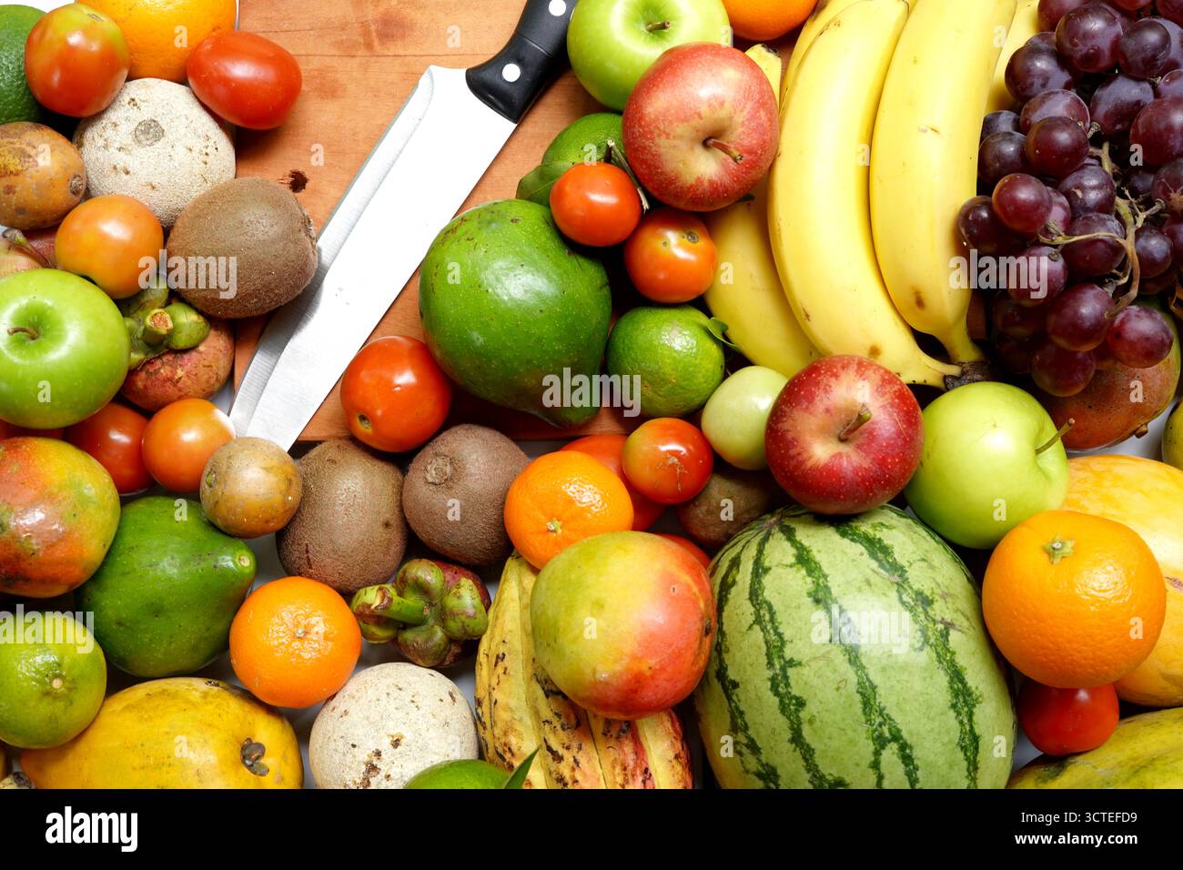 Prima di tagliare frutta fresca ricca di antiossidanti e nutrienti. coltello e tagliere. Foto Stock