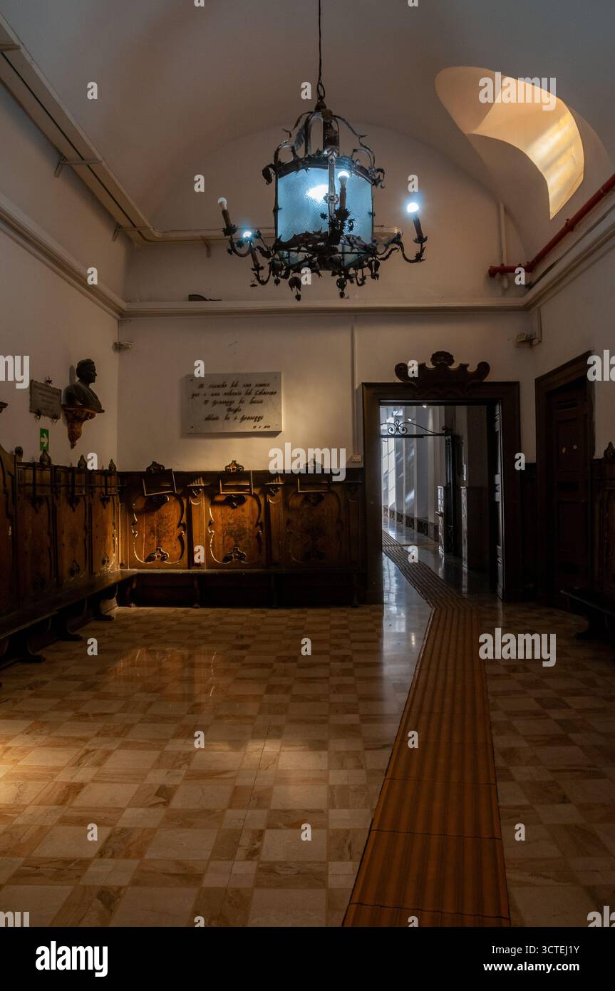 Corridoio d'ingresso dell'Istituto Paolo Colosimo, centro socio-educativo per non vedenti e ipovedenti dell'Italia centrale e meridionale. Napoli Foto Stock