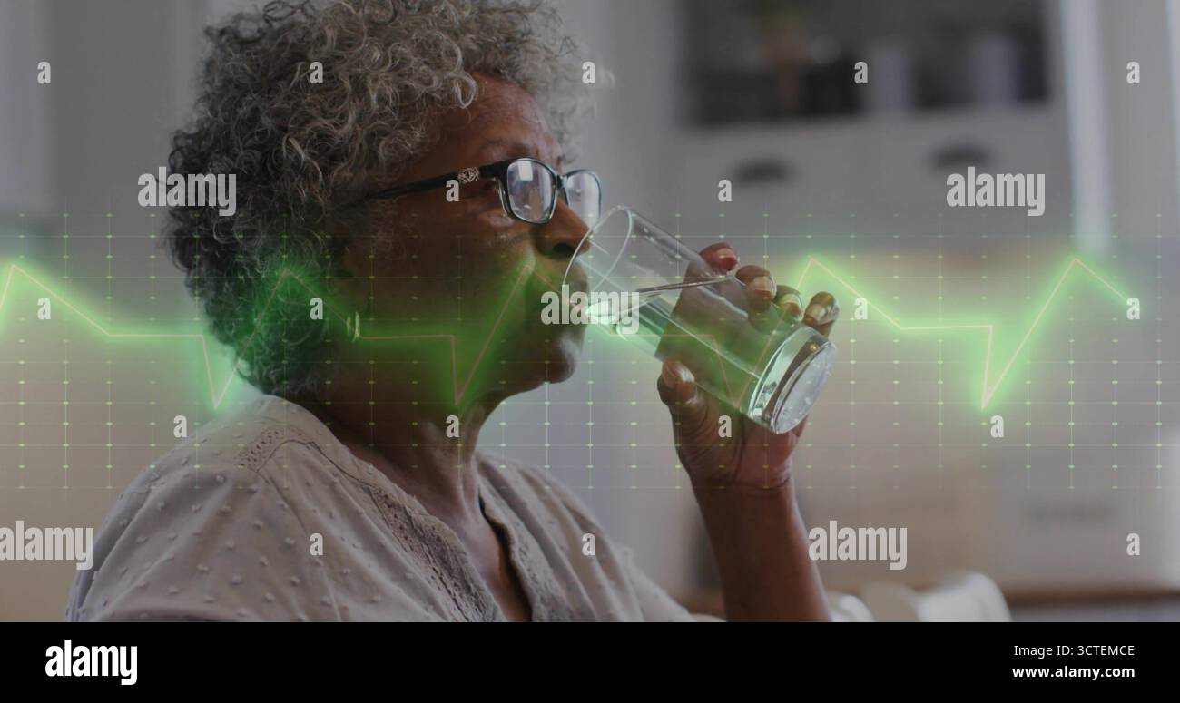 Solleva una donna anziana in occhiali sollevando il vetro trasparente sulle labbra in cucina, con linea verde a battito cardiaco Foto Stock