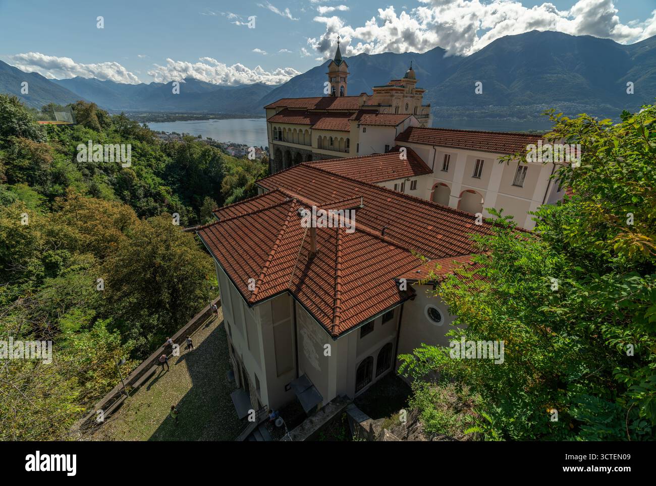 Estate soleggiata giornata calda con piante verdi e cielo azzurro a Locarno Svizzera 09 11 2025 Foto Stock
