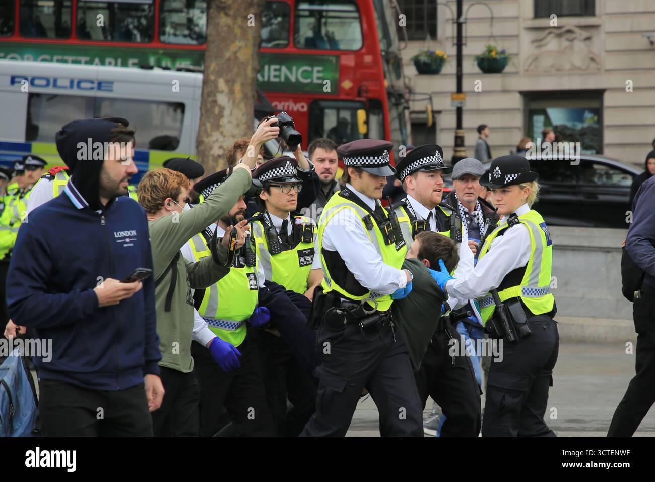 Londra, Regno Unito - 10 04 2025, Israele-Gaza: I manifestanti di Londra scendono in piazza a sostegno della Palestina, del Regno Unito e della polizia che arrestano persone. Foto Stock