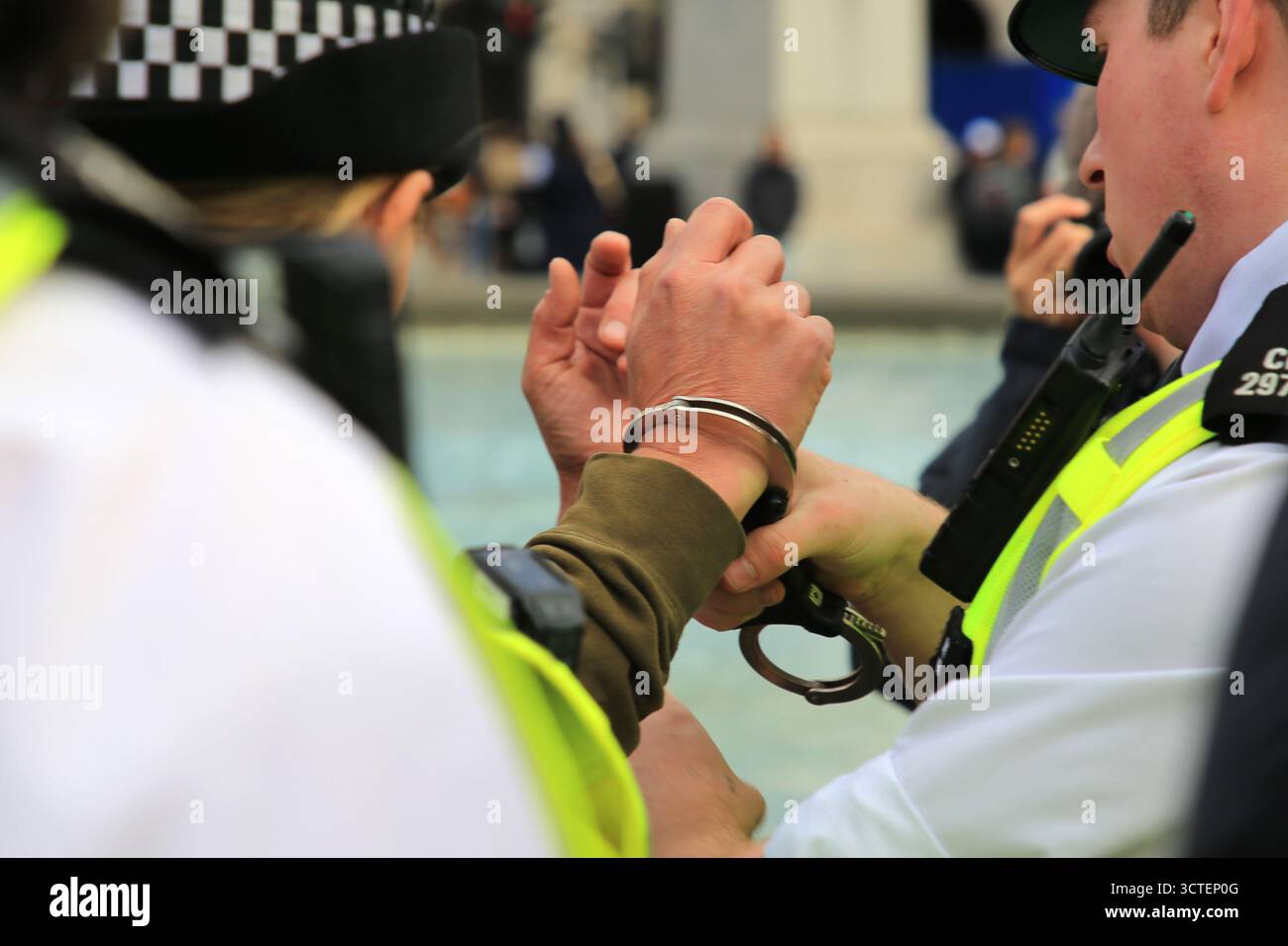 Londra, Regno Unito - 10 04 2025, Israele-Gaza: I manifestanti di Londra scendono in piazza a sostegno della Palestina, del Regno Unito e della polizia che arrestano persone. Foto Stock