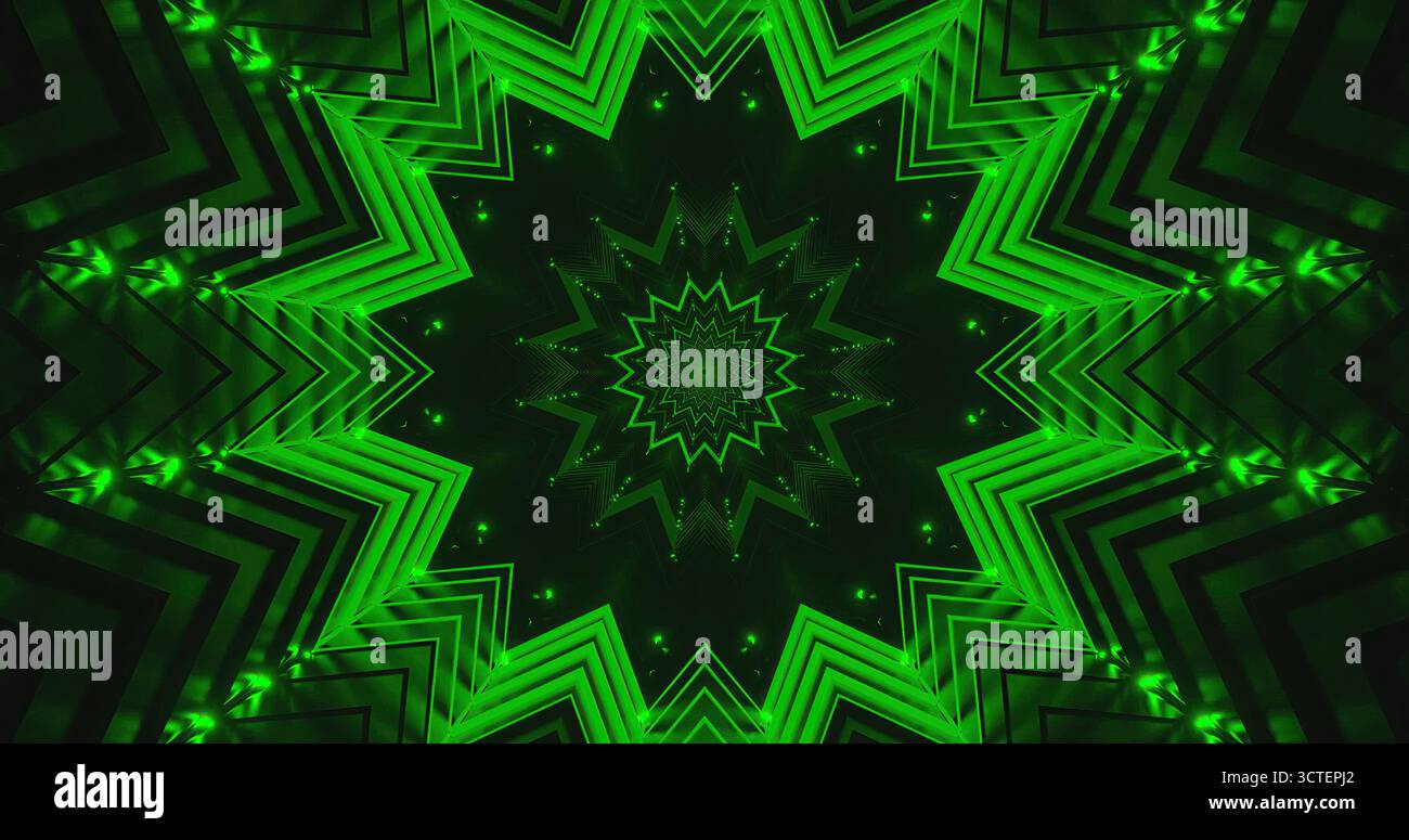 Questo straordinario design mostra un effetto caleidoscopio verde con linee nitide e forme a stella che si irradiano dal centro. Il pattern intricato si illumina, creato Foto Stock