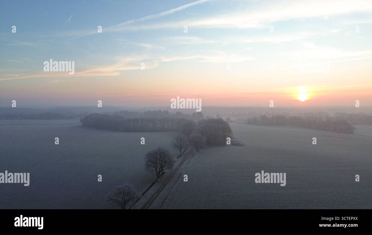Alba in una fredda mattina d'inverno, colpo di droni Foto Stock
