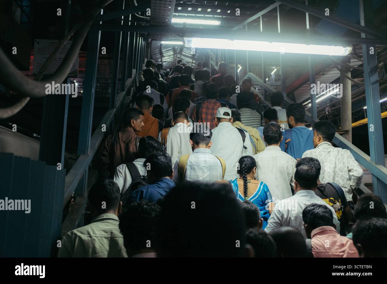 Mumbai, India - 23 settembre 2025: Vista di una folla affollata che sale le scale di una stazione ferroviaria locale di Mumbai, un vivace scenario della vita quotidiana. Foto Stock