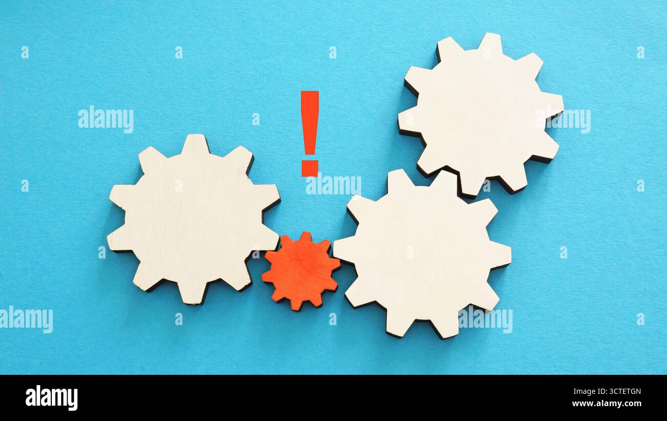 Meccanismo a ingranaggi con tirante debole. Fallimento del lavoro di squadra. Foto Stock