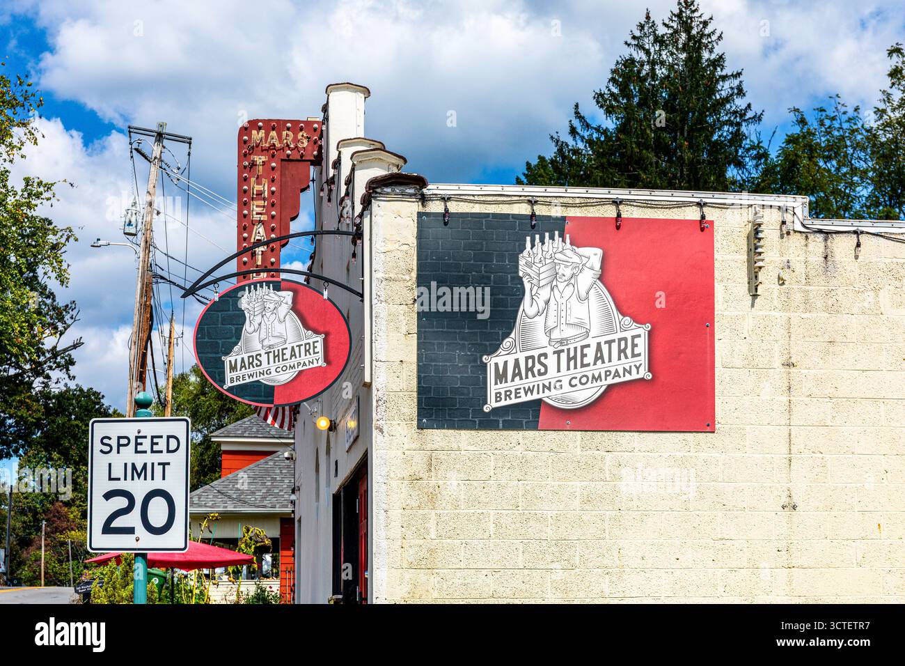 Mars Hill, North Carolina, USA-28 settembre 2025: Vista laterale dello storico edificio del Mars Theatre, con le indicazioni per la Mars Theatre Brewing Company e gli ori Foto Stock