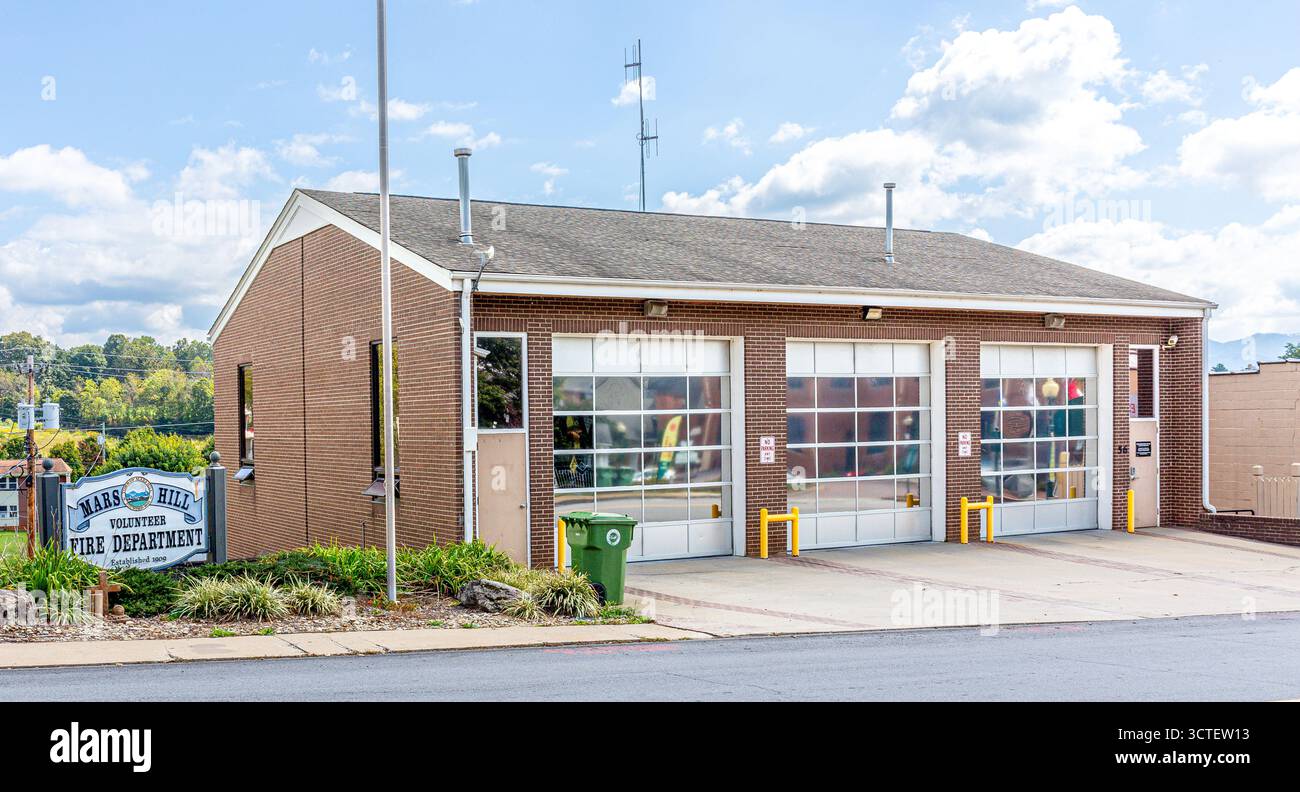 Mars Hill, North Carolina, USA-28 settembre 2025: Mars Hill Volunteer Fire Department, edificio e cartello. Foto Stock