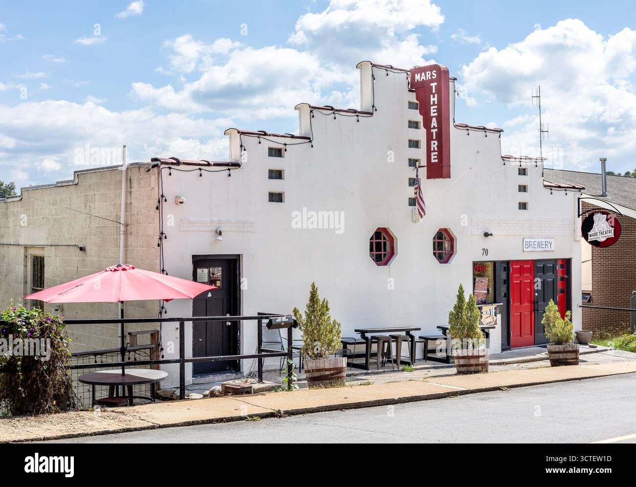 Mars Hill, Carolina del Nord, USA-28 settembre 2025: L'edificio del Mars Hill Theatre, ora sede della Mars Theatre Brewing Company. Foto Stock