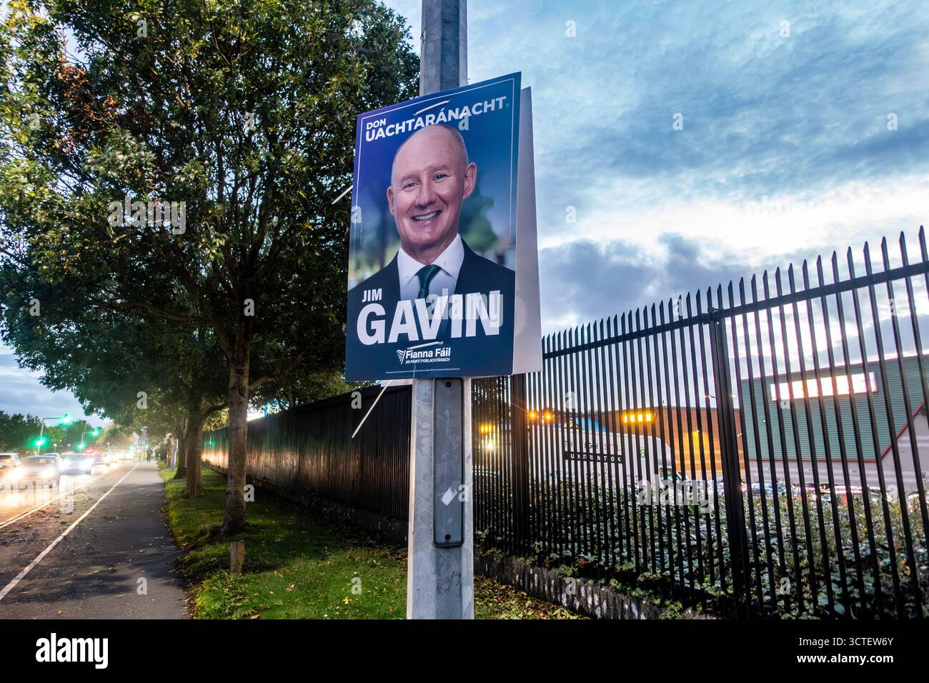 Poster elettorale per Jim Gavin di Fianna Fáil esposto in una strada di Dublino prima delle elezioni presidenziali irlandesi previste per il 24 ottobre. Il poster, con il ritratto di Gavin e il marchio del partito, è stato fotografato dopo il suo ritiro dalla gara il 5 ottobre 2025, a seguito di polemiche riguardanti il suo trattamento di un ex inquilino. Immagine di reportage che documenta le campagne politiche in Irlanda e gli eventi di ritiro dei candidati. Foto Stock