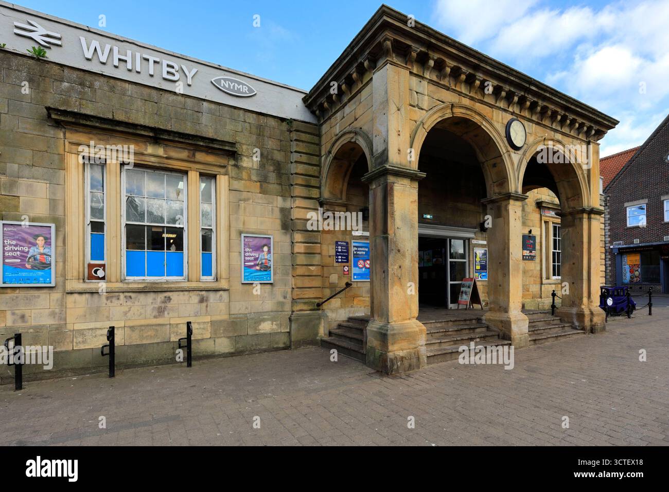 La facciata della stazione ferroviaria di Whitby, North Yorkshire, Inghilterra Foto Stock