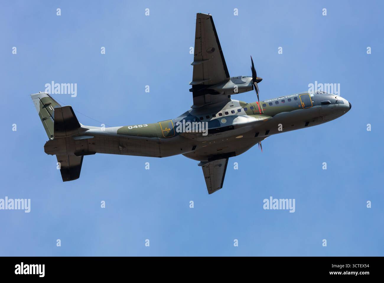Radom, Polonia - 28 agosto 2025: Aereo da trasporto tattico CASA C295 dell'Aeronautica Ceca. Operazioni di volo. Aviazione e aerei. Sollevamento pneumatico. Vola e. Foto Stock