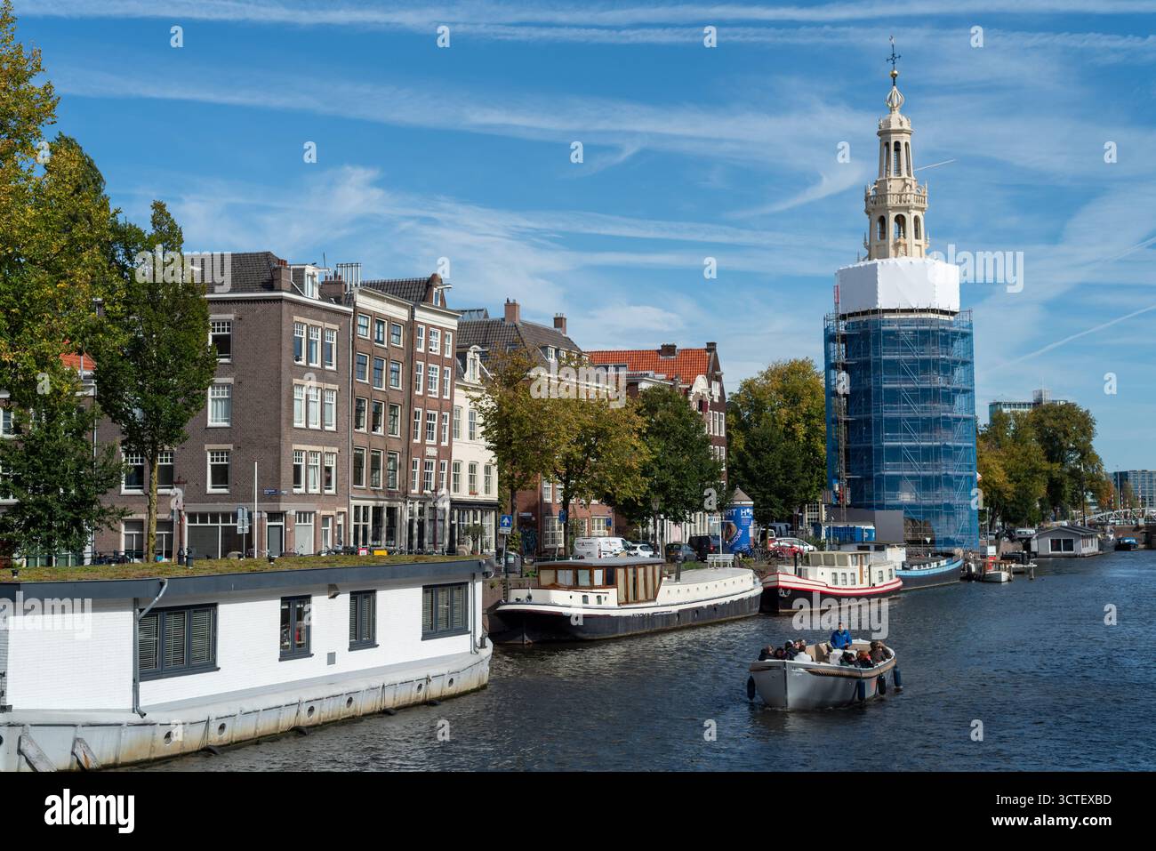 Oude Schans e la Torre Montelbaan sono coperte da un'impalcatura per lavori di restauro, Amsterdam, Paesi Bassi Foto Stock