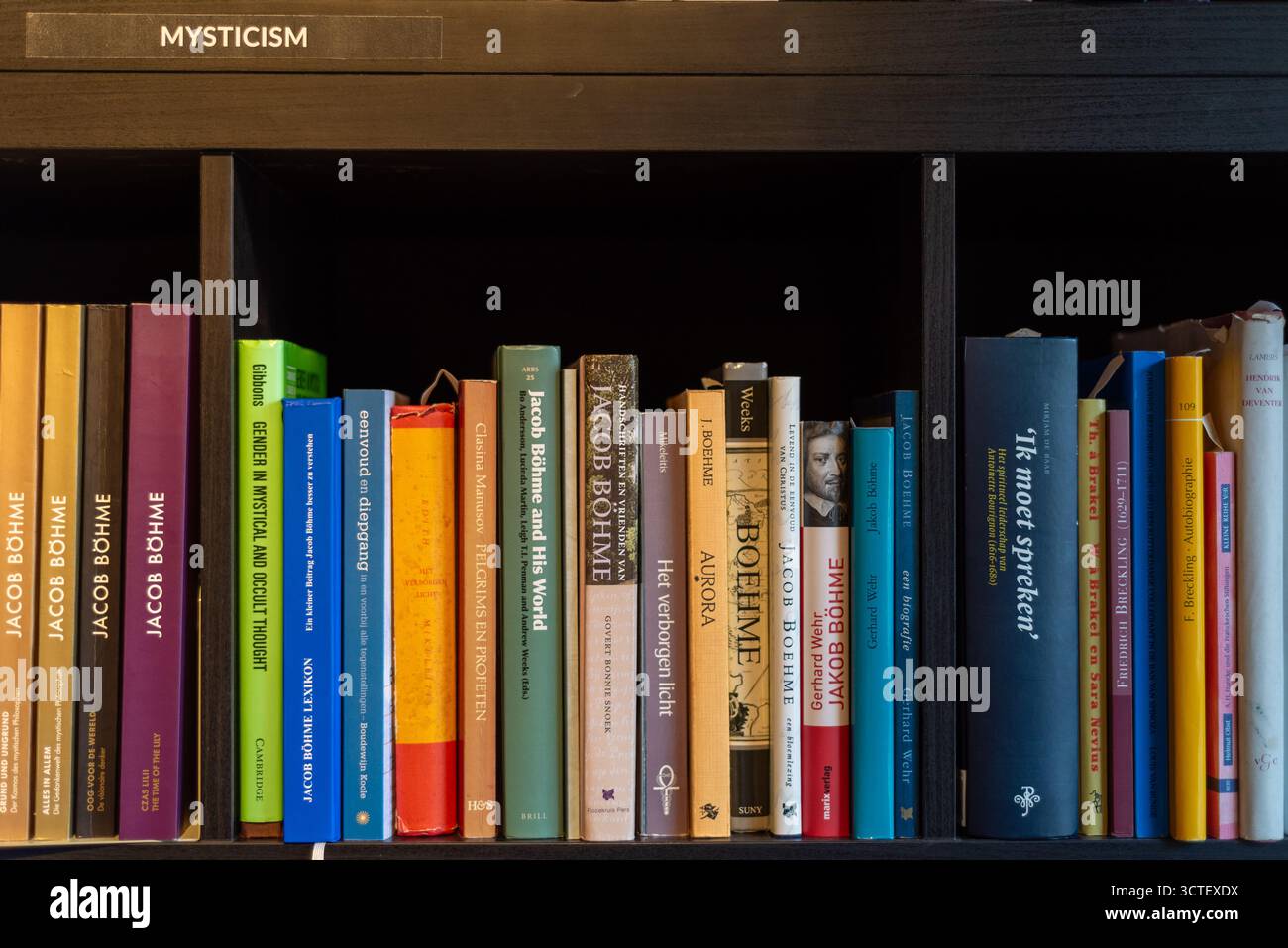 Una selezione di libri sul tema del misticismo e dei misteri spirituali disponibili per la lettura presso l'Ambasciata della mente libera, Amsterdam, Paesi Bassi Foto Stock