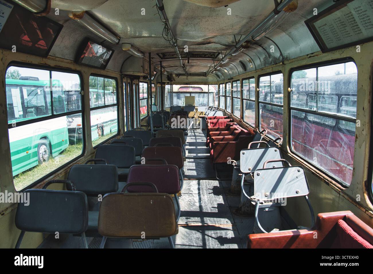 Interno di un vecchio autobus abbandonato con posti a sedere vintage Foto Stock